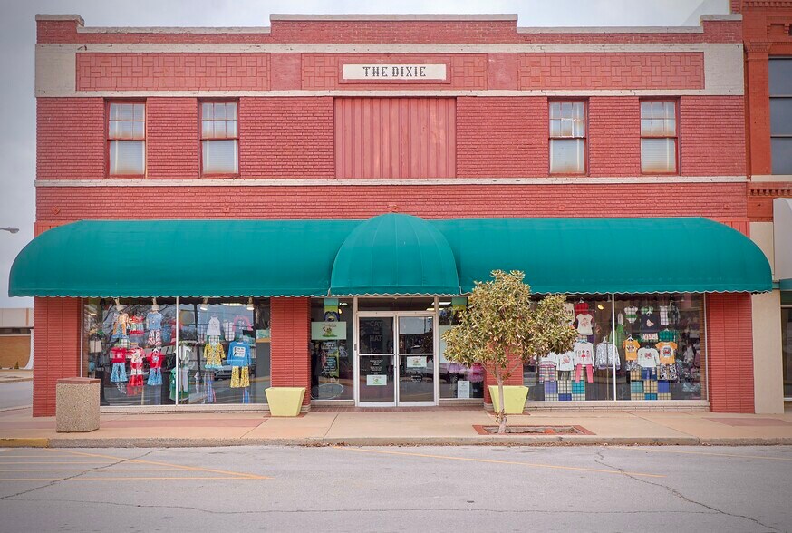 521 Frisco Ave, Clinton, OK for sale - Primary Photo - Image 1 of 1