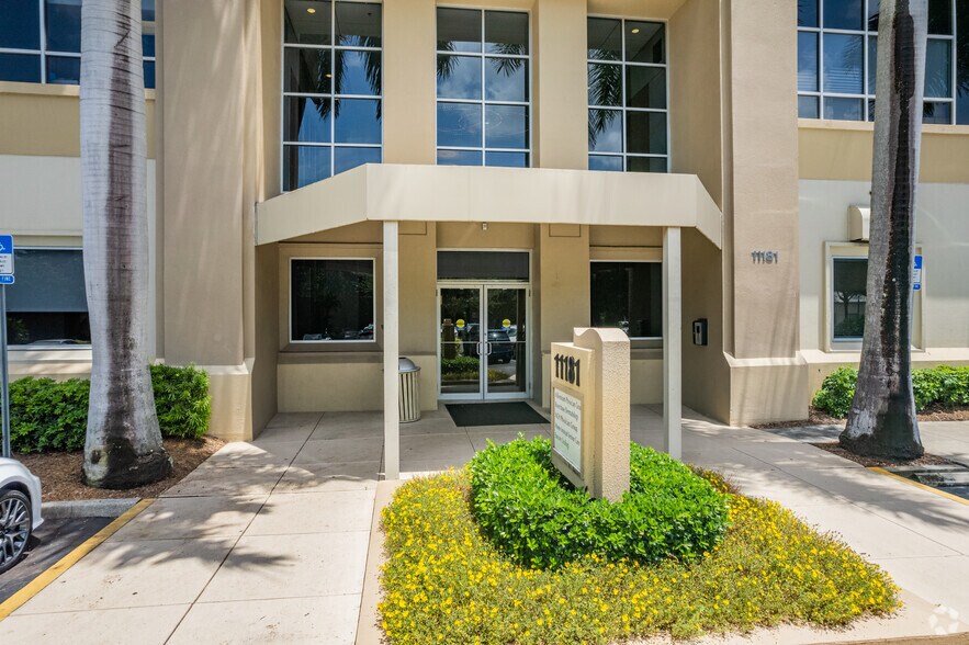 11181 Health Park Blvd, Naples, FL for lease - Building Photo - Image 3 of 4