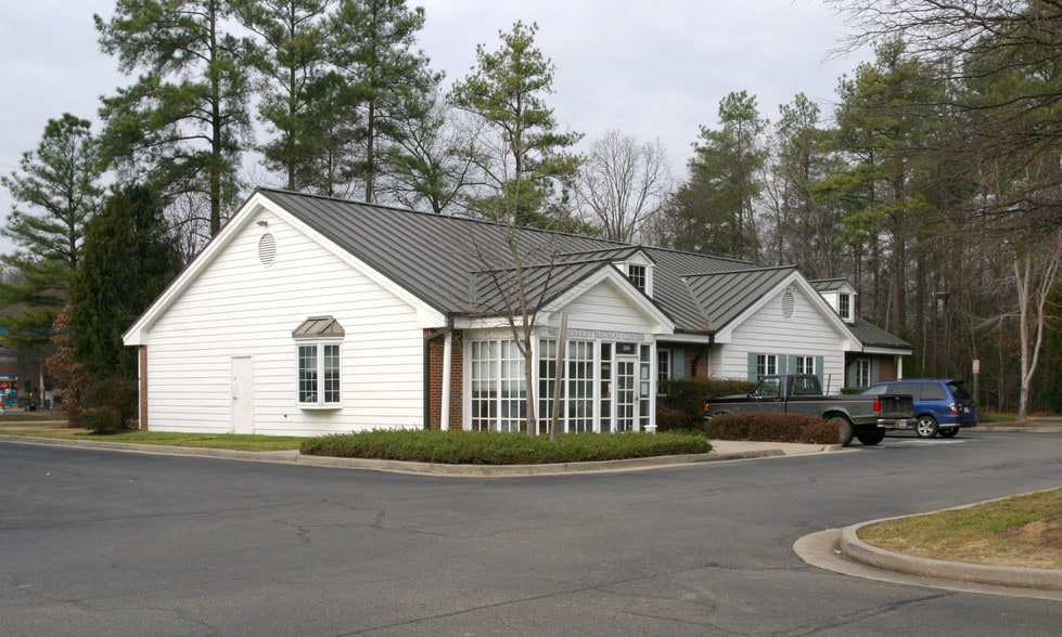 2660 & 2664 New Market Road Portfolio portfolio of 2 properties for sale on LoopNet.com - Primary Photo - Image 2 of 4