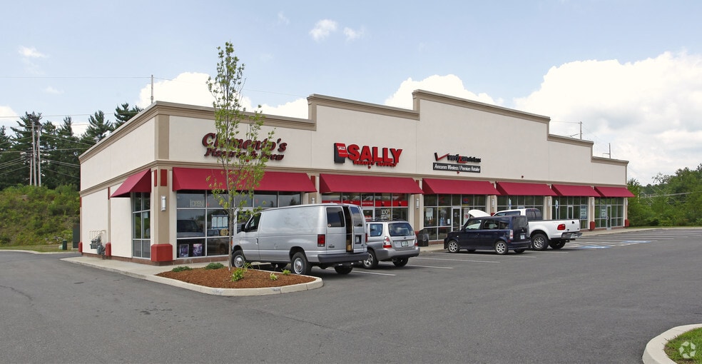 160-162 Washington St, Rochester, NH for lease - Primary Photo - Image 3 of 7