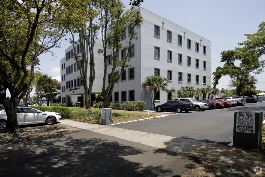 85 Grand Canal Dr, Miami, FL for lease - Primary Photo - Image 1 of 5