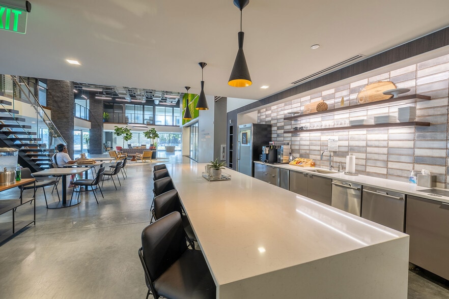 11220 W Burleigh St, Wauwatosa, WI for lease - Building Photo - Image 3 of 9