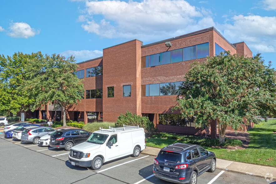 11208 Waples Mill Rd, Fairfax, VA for lease - Building Photo - Image 1 of 25