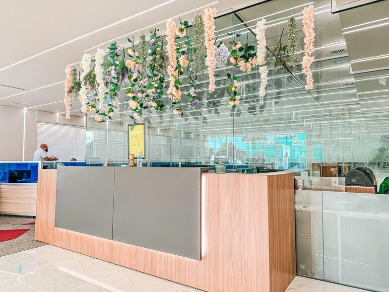 975 NE 167th St, North Miami Beach, FL for lease - Lobby - Image 2 of 8