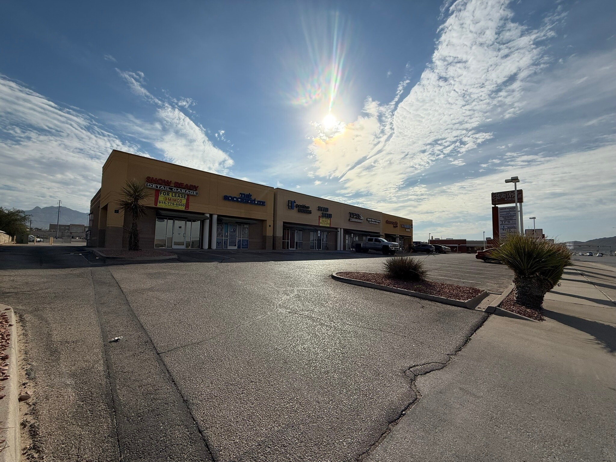 1060 Doniphan Park Cir, El Paso, TX for lease Building Photo- Image 1 of 2