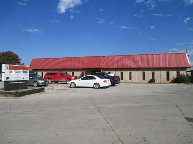 205 W Hartford Ave, Ponca City, OK for lease Building Photo- Image 1 of 12