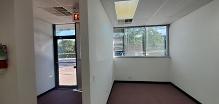 910 W Lake St, Roselle, IL for lease Interior Photo- Image 2 of 10