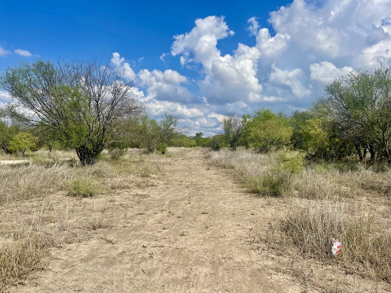 695 County Road 381, San Antonio, TX for sale - Primary Photo - Image 1 of 1