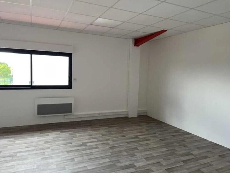 Office in Creil for lease - Interior Photo - Image 2 of 7