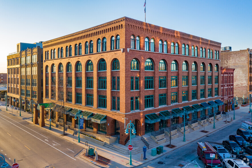 311 E Chicago St, Milwaukee, WI for lease - Building Photo - Image 1 of 6