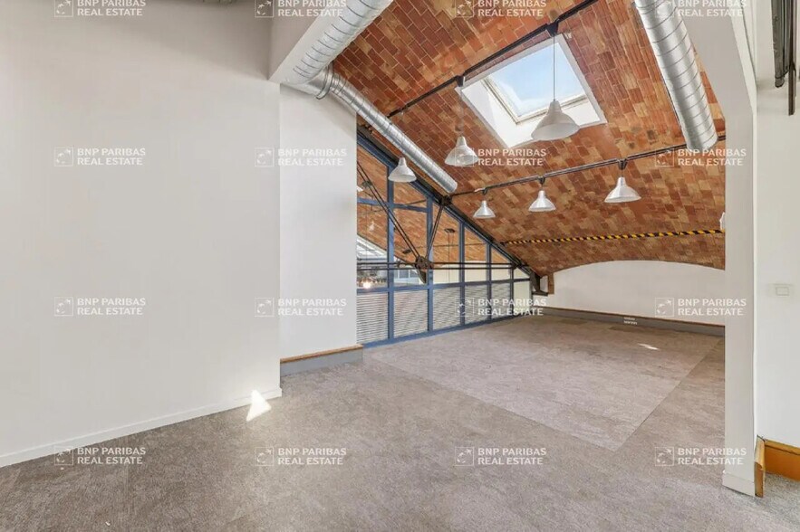 Office in Marseille for lease - Building Photo - Image 3 of 19