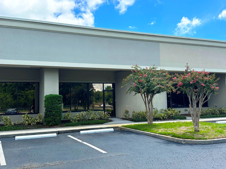 6408 W Linebaugh Ave, Tampa, FL for lease - Building Photo - Image 1 of 1