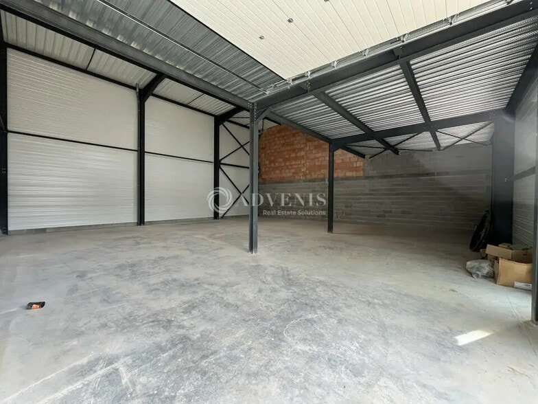 Flex in Saint-Genis-Laval for lease - Interior Photo - Image 3 of 5