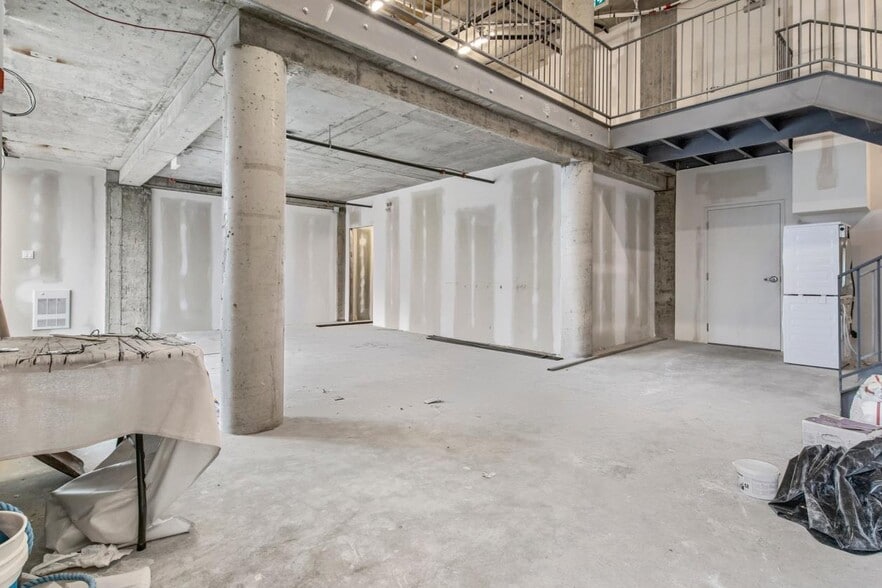 5229 Boul Décarie, Montréal, QC for sale - Interior Photo - Image 3 of 4