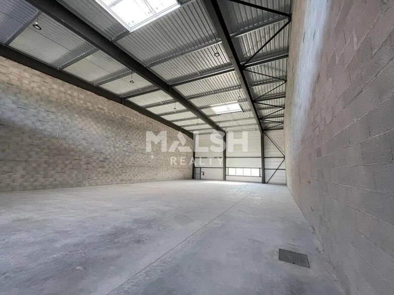 Flex in Dagneux for lease - Interior Photo - Image 3 of 5