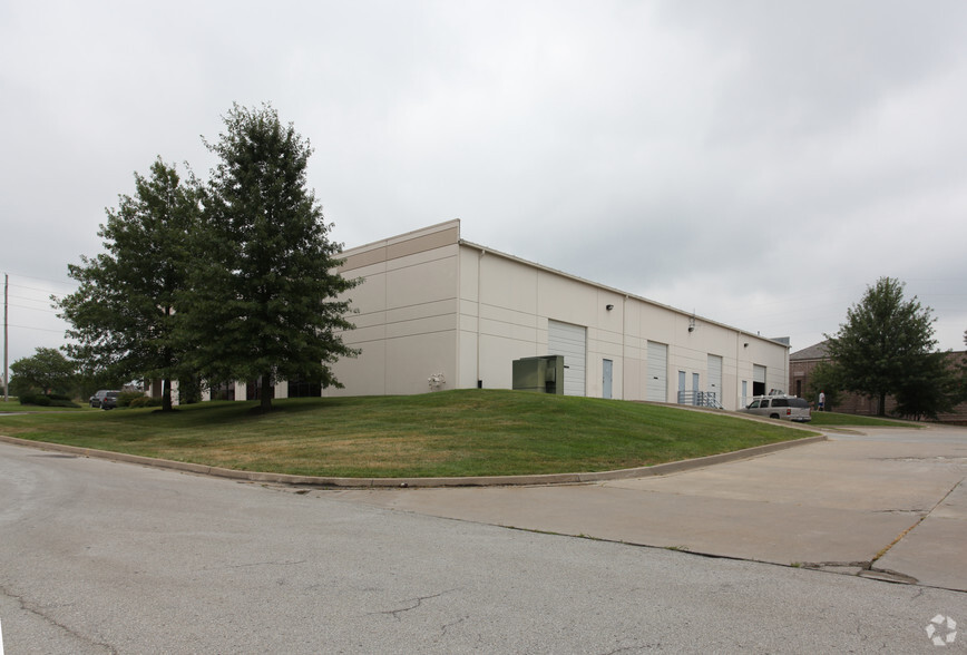 1206-1210 NE Douglas St, Lees Summit, MO for lease - Building Photo - Image 3 of 6