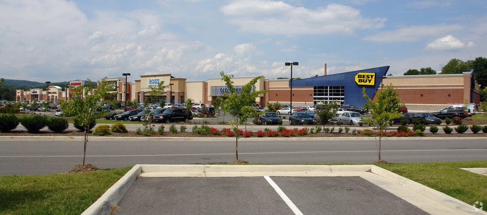 105-175 Shoppers Way, Christiansburg, VA for lease - Building Photo - Image 1 of 6