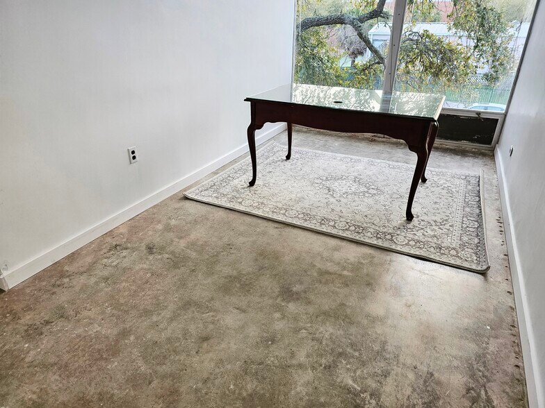 622 Kempner, Galveston, TX for lease - Interior Photo - Image 2 of 59