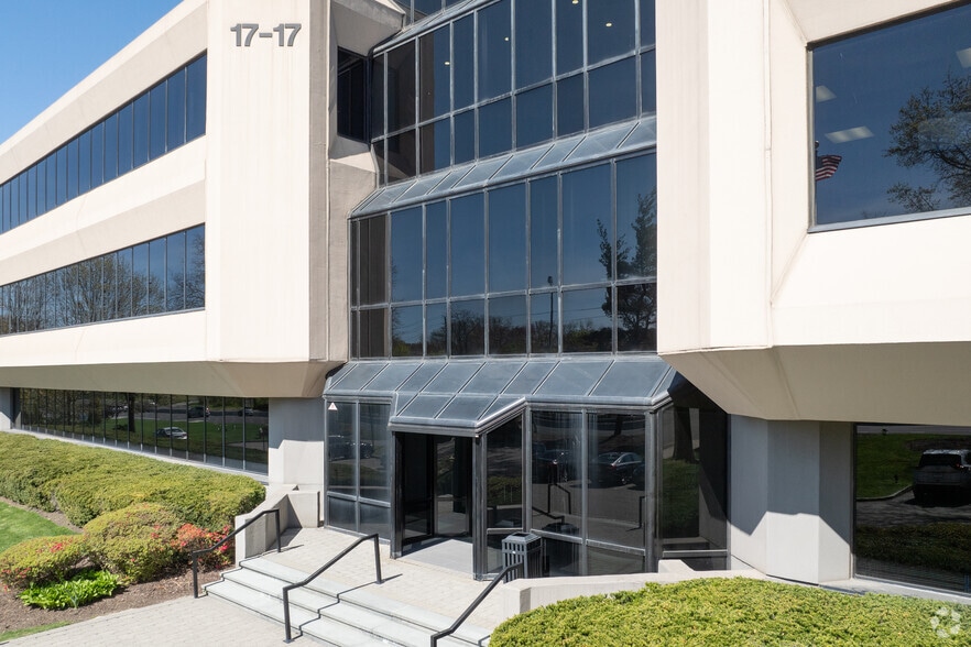 17-17 Route 208, Fair Lawn, NJ for lease - Building Photo - Image 2 of 7