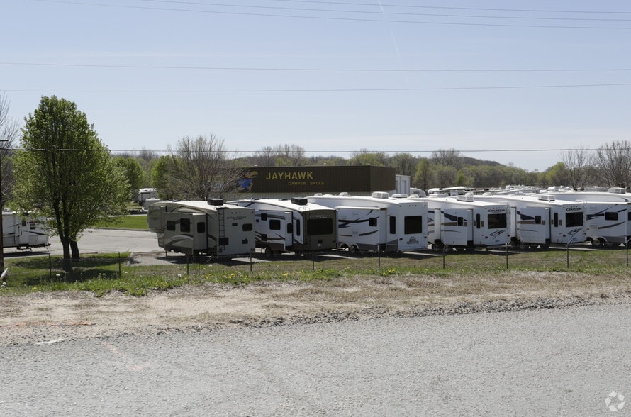 24105 W 43rd St, Shawnee, KS for lease - Building Photo - Image 2 of 9