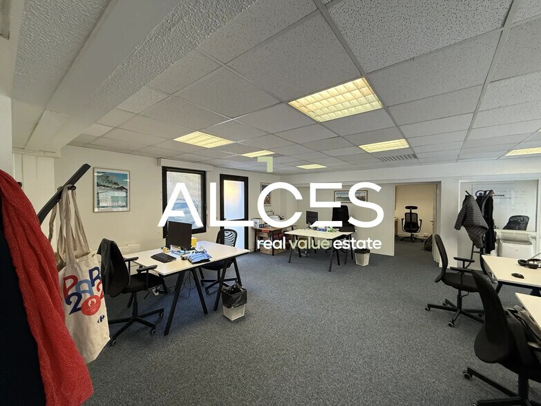 Office in Bordeaux for lease - Interior Photo - Image 3 of 3