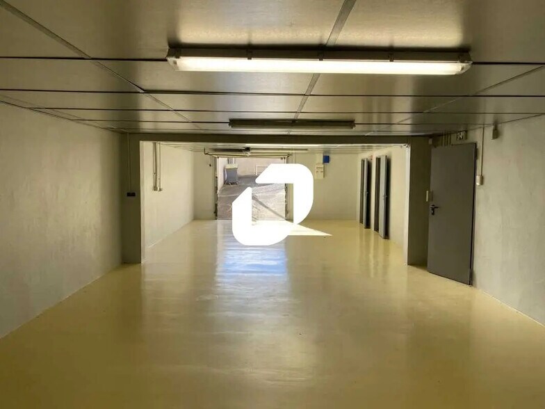 Flex in Pierrelaye for lease - Interior Photo - Image 3 of 6