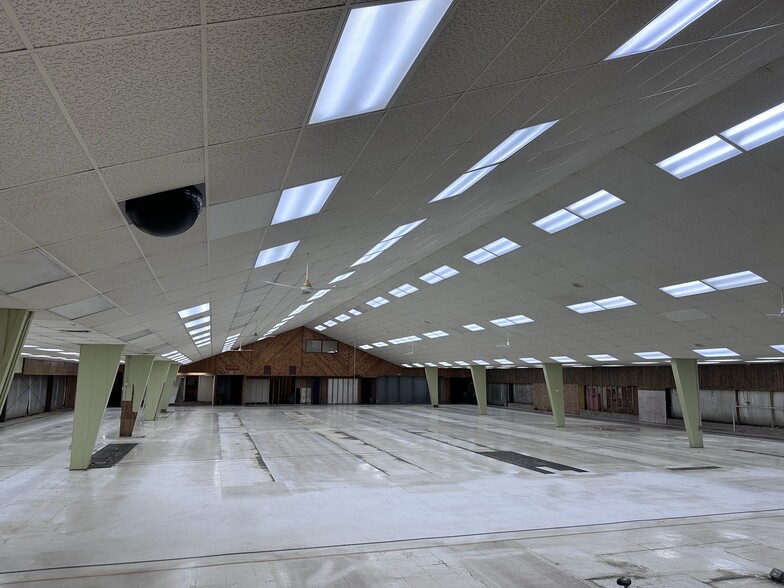 990 N 4th St, Tomahawk, WI for sale - Interior Photo - Image 1 of 10