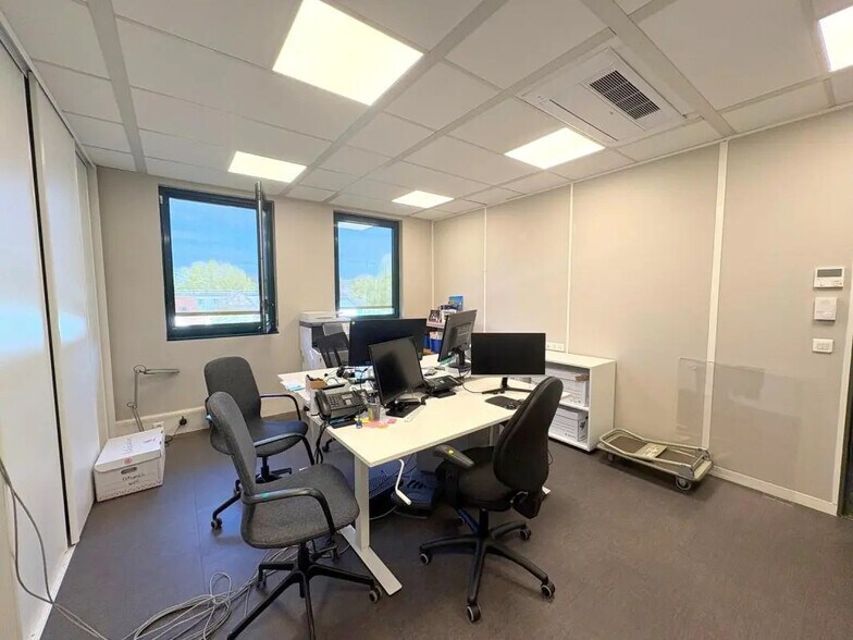 Office in Saint-Germain-en-Laye for lease - Interior Photo - Image 3 of 13