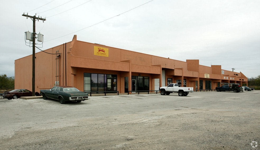 3911-3929 E IH-10, San Antonio, TX for lease - Building Photo - Image 2 of 26