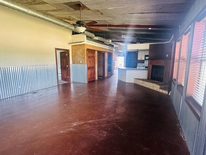 1106 W Kilpatrick St, Cleburne, TX for lease - Building Photo - Image 3 of 11