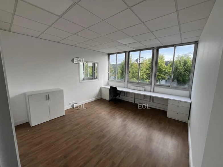 Flex in Coignières for lease - Interior Photo - Image 2 of 7
