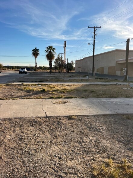 950 E Hobsonway, Blythe, CA for sale - Building Photo - Image 2 of 3