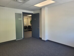 1715 Dickson Av, Kelowna, BC for lease Interior Photo- Image 2 of 5