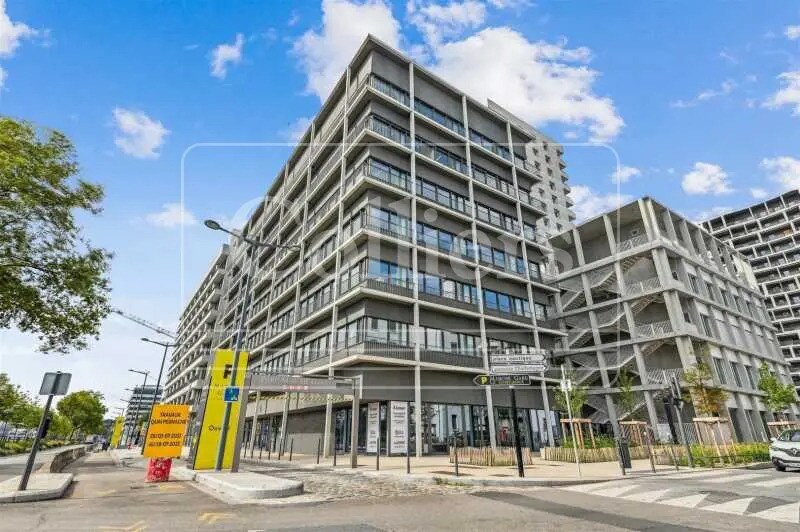 Retail in Lyon for lease Building Photo- Image 1 of 12