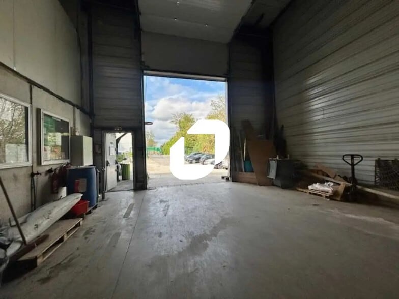 Flex in Le Thillay for lease - Interior Photo - Image 2 of 6