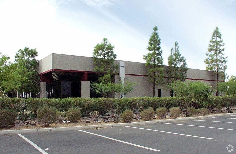 2650 S 46th St, Phoenix, AZ for lease - Building Photo - Image 2 of 3