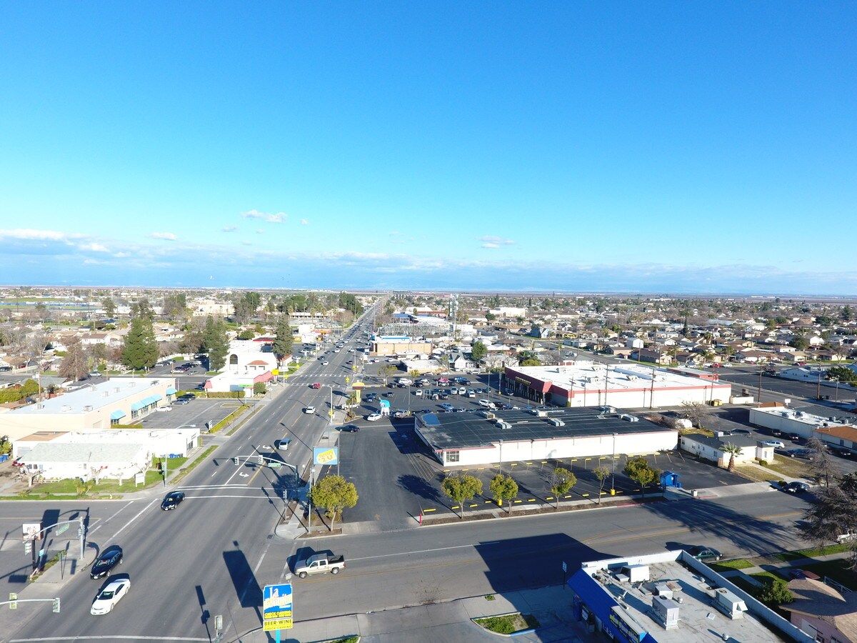 1010 Cecil Ave, Delano, CA, 93215 Retail Space For Lease