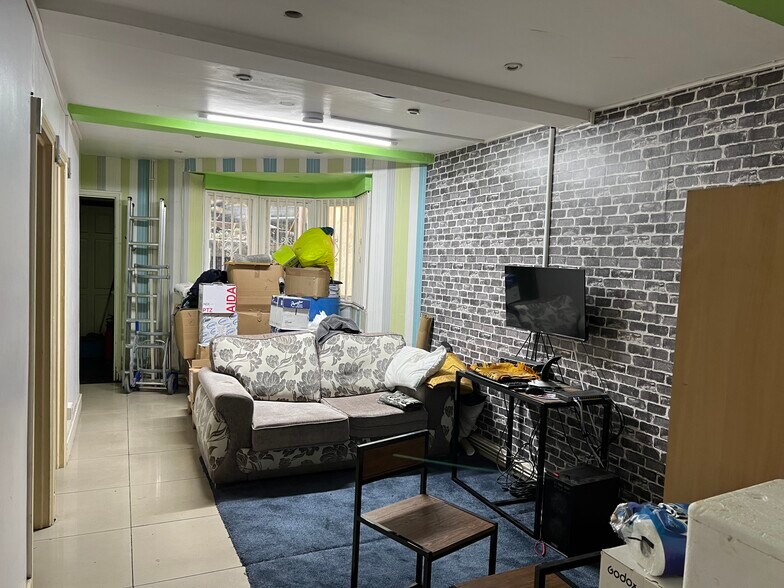 116 Mile End Rd, London for lease - Interior Photo - Image 3 of 5