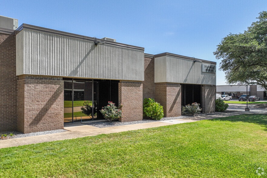 2307 Springlake Rd, Farmers Branch, TX for lease - Building Photo - Image 2 of 20