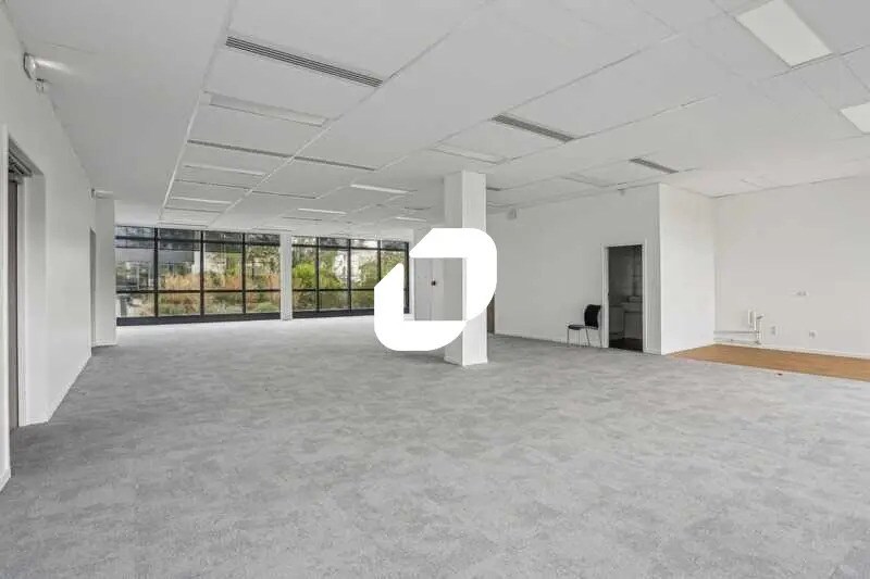 Office in Vincennes for lease - Building Photo - Image 3 of 32