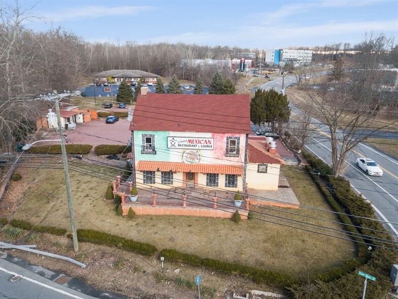 536 E Main St, Middletown, NY for sale - Primary Photo - Image 1 of 21