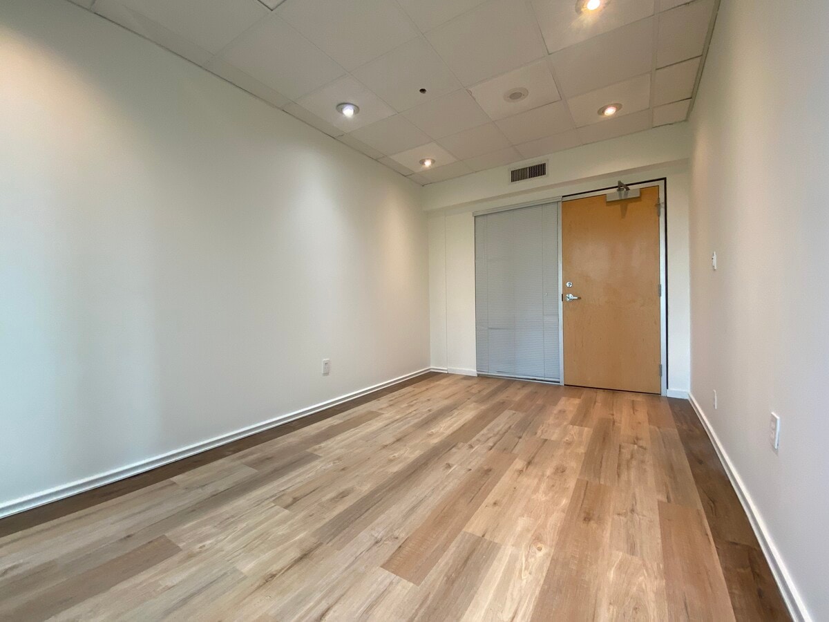 989 Nelson St, Vancouver, BC V6Z 2S1 - Unit 219 -  - Interior Photo - Image 2 of 9