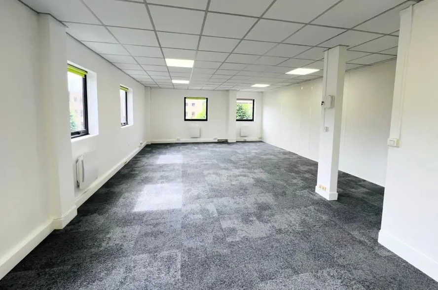 Parc Des Fontenelles, Bailly for lease - Interior Photo - Image 2 of 6