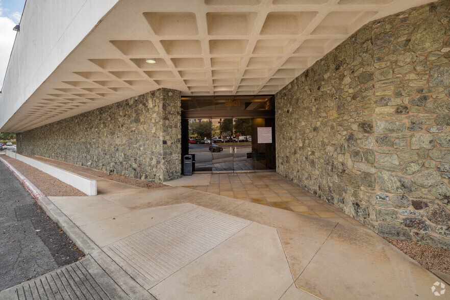 8601 Village Dr, San Antonio, TX for lease - Building Photo - Image 2 of 15