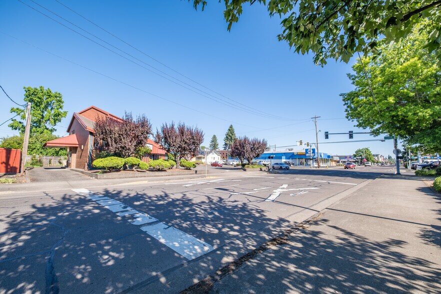 1010 S Main St, Lebanon, OR for lease - Building Photo - Image 3 of 31