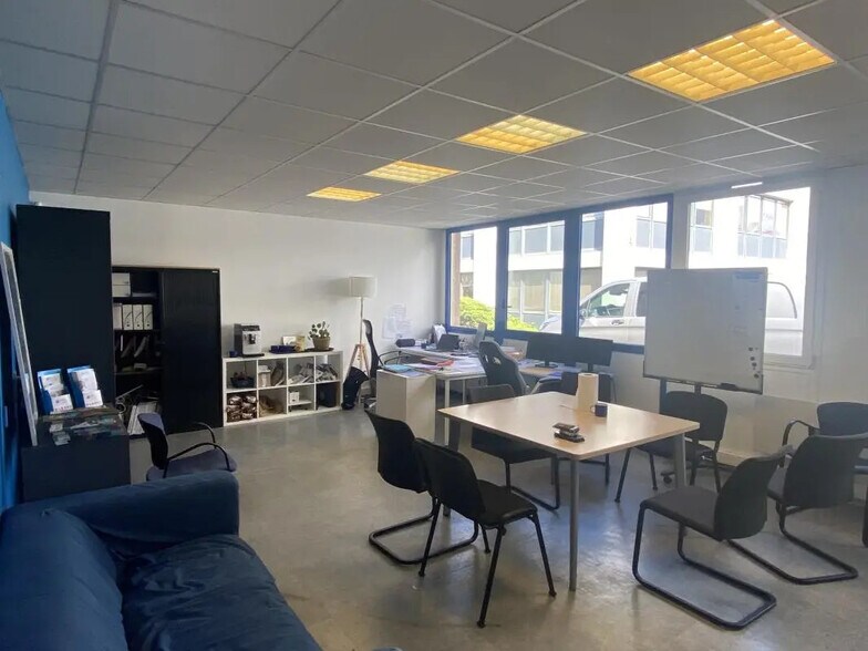 Flex in Gradignan for lease - Building Photo - Image 1 of 9