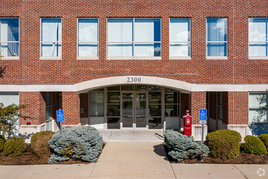 2300 Crown Colony Dr, Quincy, MA for lease - Building Photo - Image 3 of 4