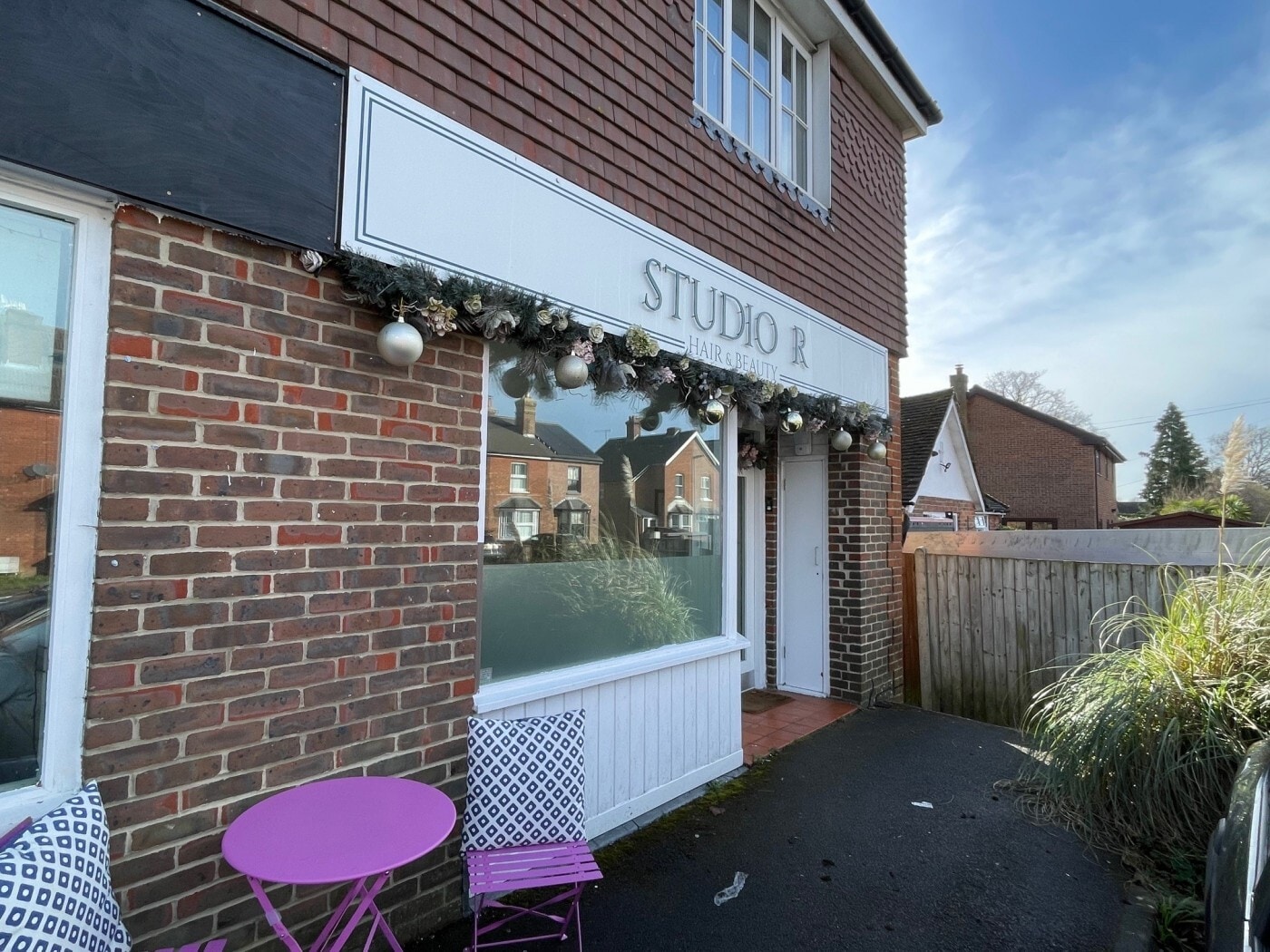 19 Lee St, Horley for sale Primary Photo- Image 1 of 1