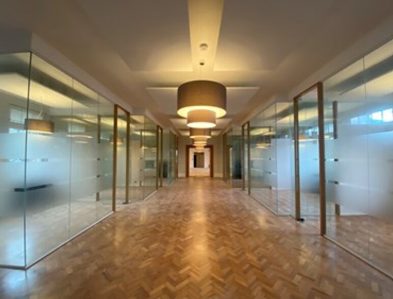 250-250A Kings Rd, London for lease - Interior Photo - Image 2 of 3