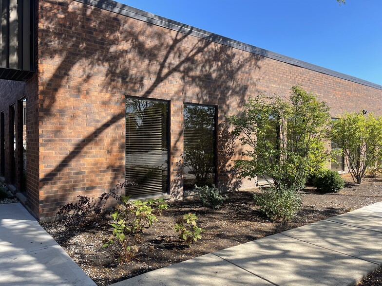 11 W College Dr, Arlington Heights, IL for lease - Building Photo - Image 2 of 4